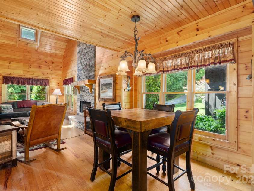 86 Sweet Birch Drive, Maggie Valley, NC 28751.  MLS# CAR4261566, YatesRealty ID 18106. Bay window in the dining area