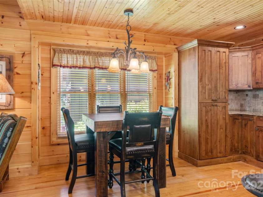 86 Sweet Birch Drive, Maggie Valley, NC 28751.  MLS# CAR4261566, YatesRealty ID 18106. Coffee nook next to dining area