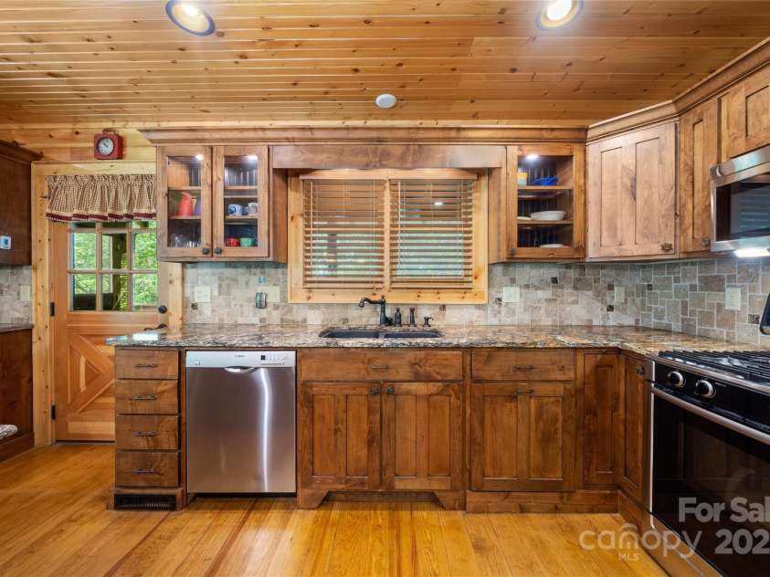 86 Sweet Birch Drive, Maggie Valley, NC 28751.  MLS# CAR4261566, YatesRealty ID 18106. Good layout in kitchen