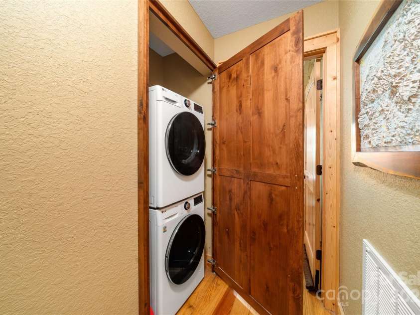 86 Sweet Birch Drive, Maggie Valley, NC 28751.  MLS# CAR4261566, YatesRealty ID 18106. Laundry on main level