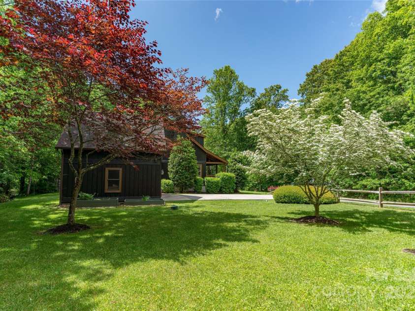 86 Sweet Birch Drive, Maggie Valley, NC 28751.  MLS# CAR4261566, YatesRealty ID 18106. Manicured side yard - Association maintained
