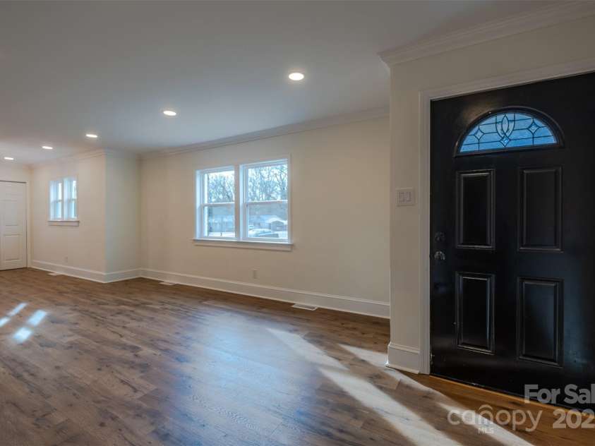 6305 Dale Avenue, Charlotte, NC 28212.  MLS# CAR4216186, YatesRealty ID 18107. Entryway
