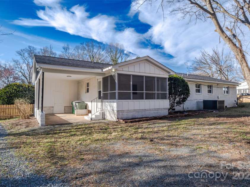 6305 Dale Avenue, Charlotte, NC 28212.  MLS# CAR4216186, YatesRealty ID 18107. Spacious Back Yard and Screened In Porch