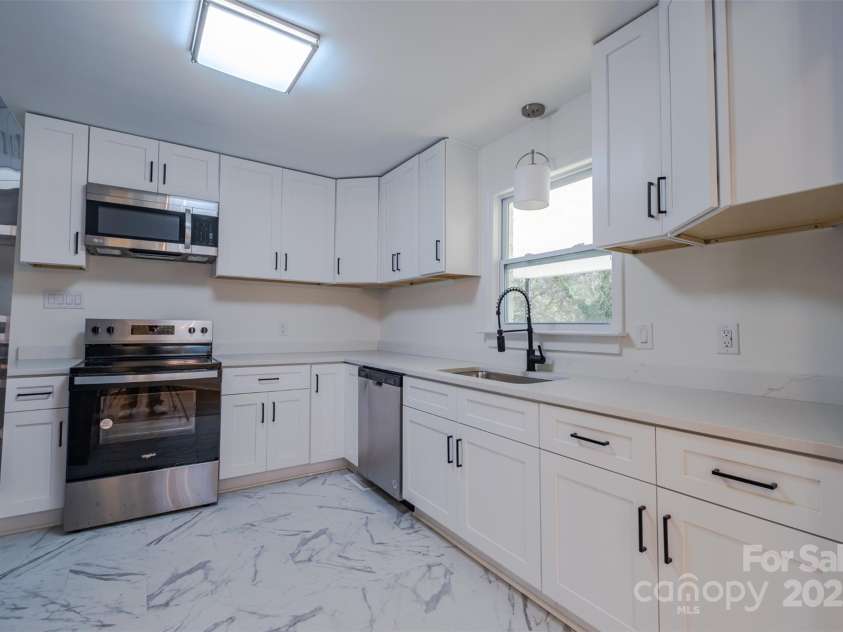 6305 Dale Avenue, Charlotte, NC 28212.  MLS# CAR4216186, YatesRealty ID 18107. Updated Kitchen with New SS Appliances