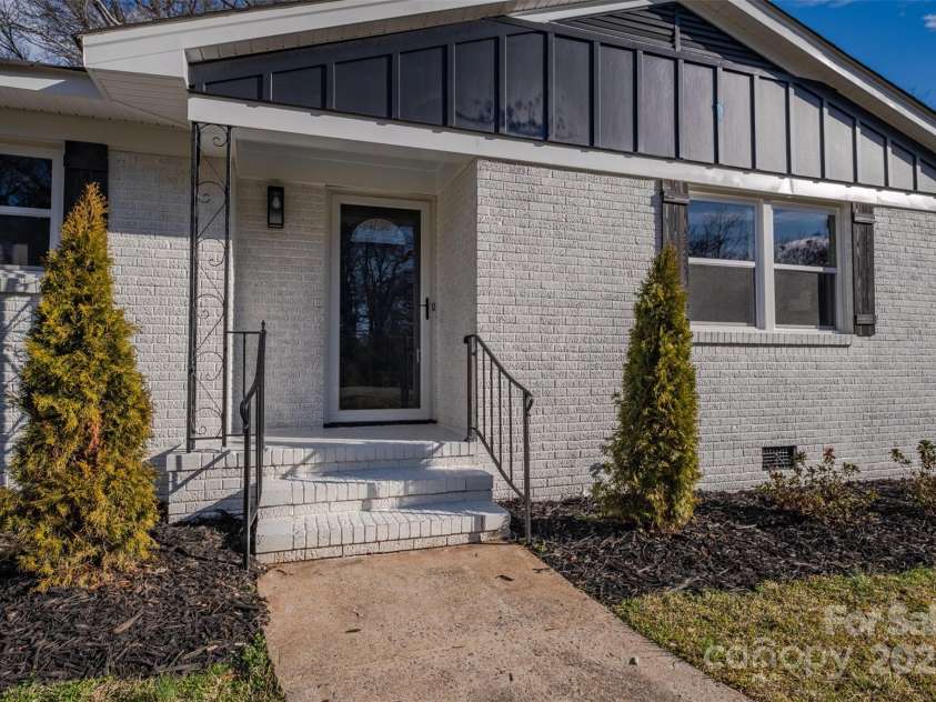 6305 Dale Avenue, Charlotte, NC 28212.  MLS# CAR4216186, YatesRealty ID 18107. Welcome Home!!!