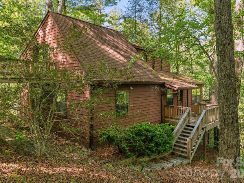 98 Skyline Drive, Hendersonville, NC 28791.  MLS# CAR4373100, YatesRealty ID 18107. 