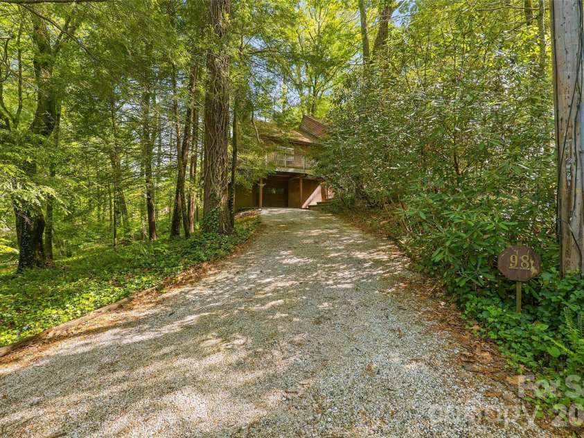 98 Skyline Drive, Hendersonville, NC 28791.  MLS# CAR4373100, YatesRealty ID 18107. 