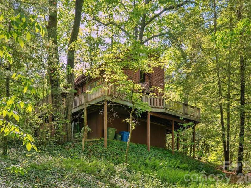 98 Skyline Drive, Hendersonville, NC 28791.  MLS# CAR4373100, YatesRealty ID 18107. 