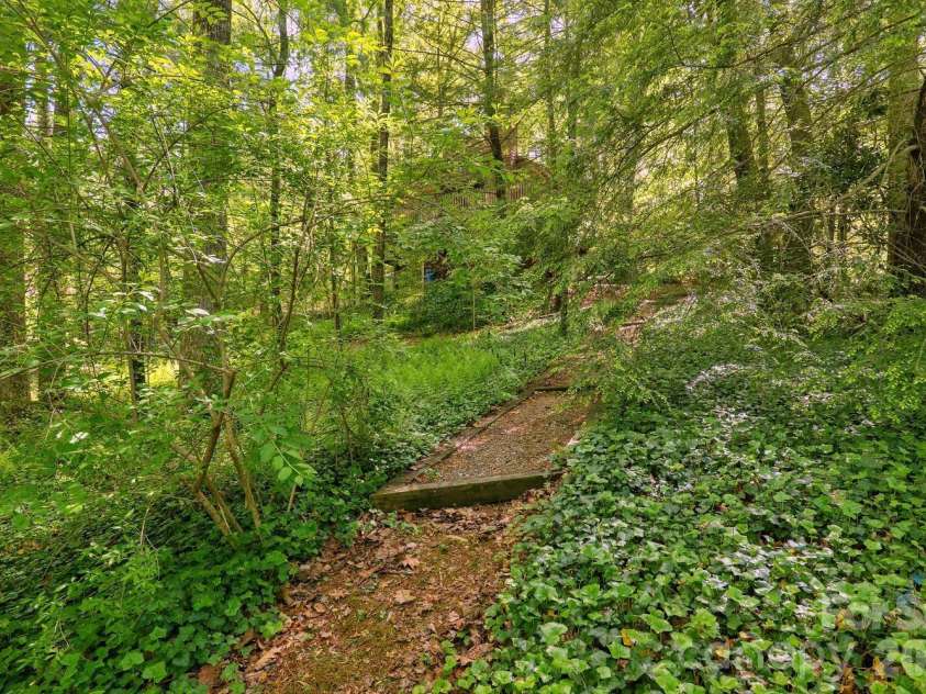98 Skyline Drive, Hendersonville, NC 28791.  MLS# CAR4373100, YatesRealty ID 18107. 
