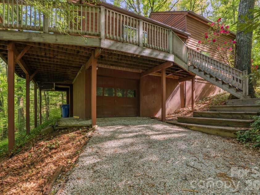 98 Skyline Drive, Hendersonville, NC 28791.  MLS# CAR4373100, YatesRealty ID 18107. 