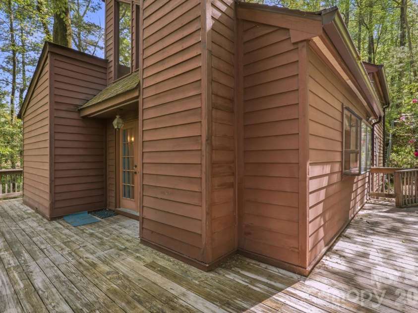 98 Skyline Drive, Hendersonville, NC 28791.  MLS# CAR4373100, YatesRealty ID 18107. 