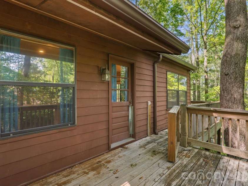 98 Skyline Drive, Hendersonville, NC 28791.  MLS# CAR4373100, YatesRealty ID 18107. 
