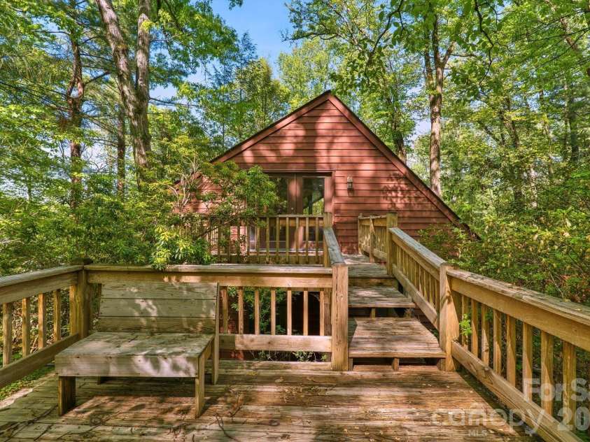 98 Skyline Drive, Hendersonville, NC 28791.  MLS# CAR4373100, YatesRealty ID 18107. 