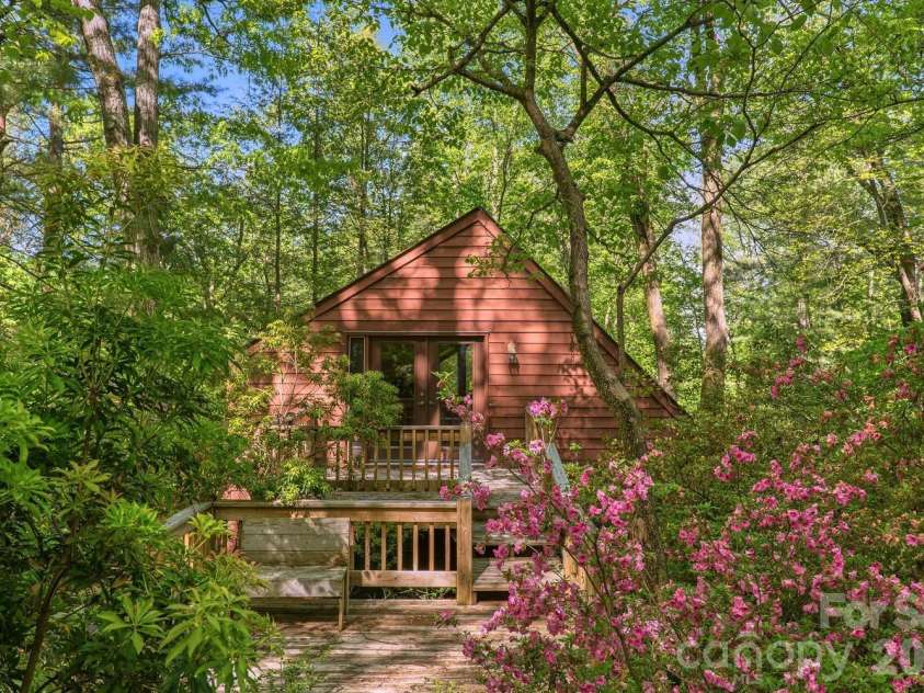 98 Skyline Drive, Hendersonville, NC 28791.  MLS# CAR4373100, YatesRealty ID 18107. 