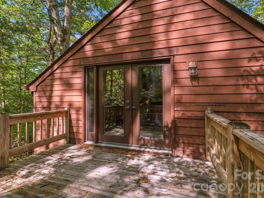98 Skyline Drive, Hendersonville, NC 28791.  MLS# CAR4373100, YatesRealty ID 18107. 