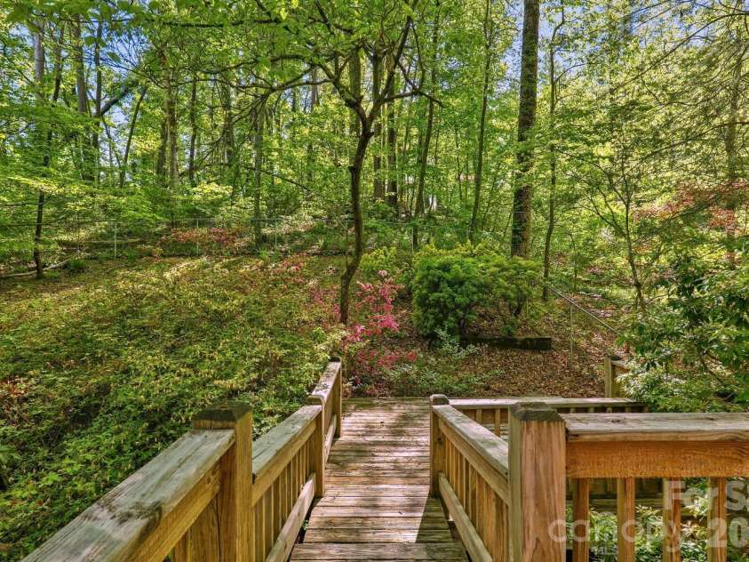 98 Skyline Drive, Hendersonville, NC 28791.  MLS# CAR4373100, YatesRealty ID 18107. 