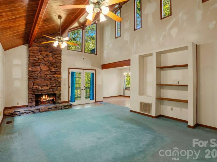 98 Skyline Drive, Hendersonville, NC 28791.  MLS# CAR4373100, YatesRealty ID 18107. 