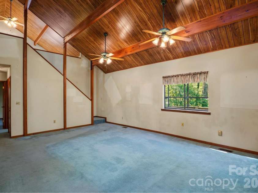 98 Skyline Drive, Hendersonville, NC 28791.  MLS# CAR4373100, YatesRealty ID 18107. 