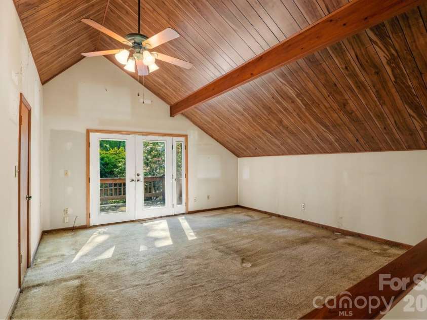 98 Skyline Drive, Hendersonville, NC 28791.  MLS# CAR4373100, YatesRealty ID 18107. 