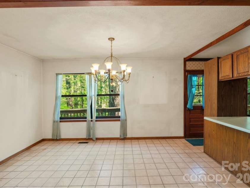 98 Skyline Drive, Hendersonville, NC 28791.  MLS# CAR4373100, YatesRealty ID 18107. 