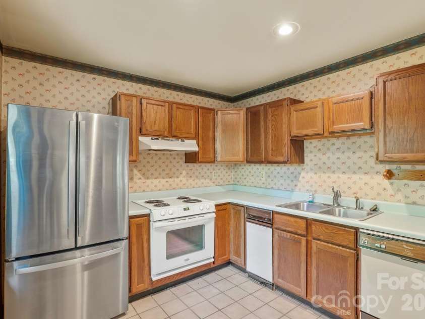 98 Skyline Drive, Hendersonville, NC 28791.  MLS# CAR4373100, YatesRealty ID 18107. 