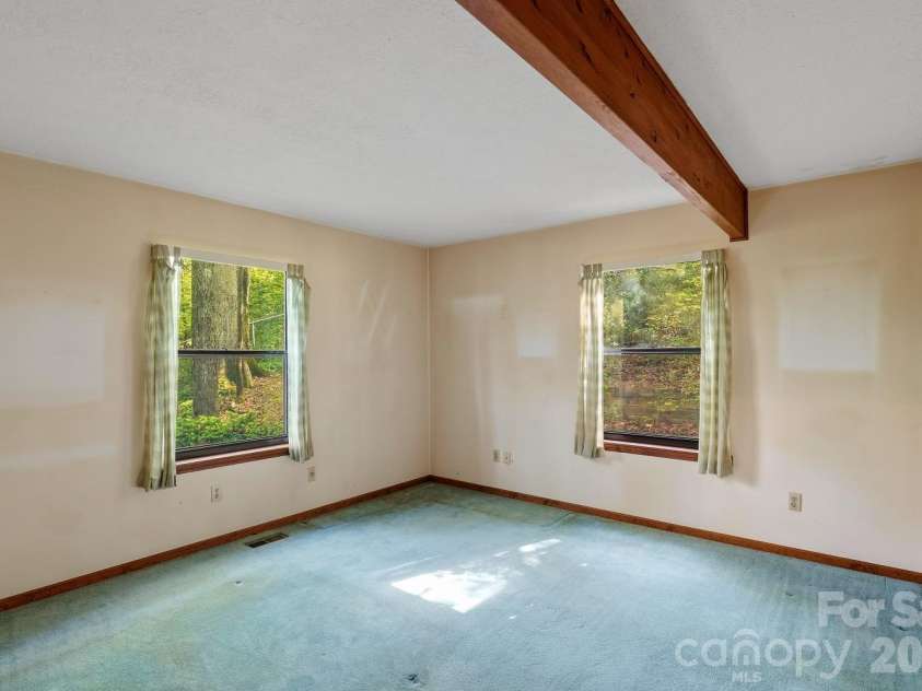 98 Skyline Drive, Hendersonville, NC 28791.  MLS# CAR4373100, YatesRealty ID 18107. 