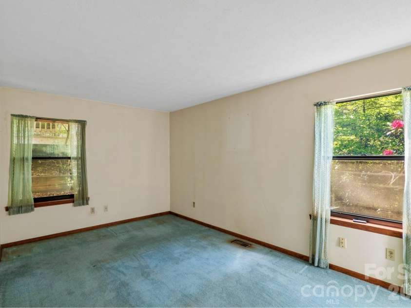 98 Skyline Drive, Hendersonville, NC 28791.  MLS# CAR4373100, YatesRealty ID 18107. 