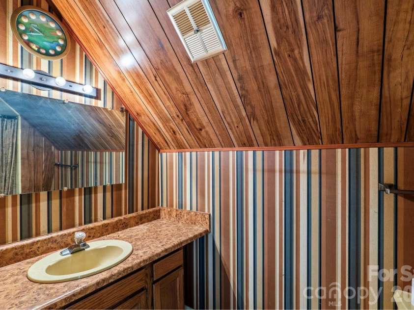 98 Skyline Drive, Hendersonville, NC 28791.  MLS# CAR4373100, YatesRealty ID 18107. 
