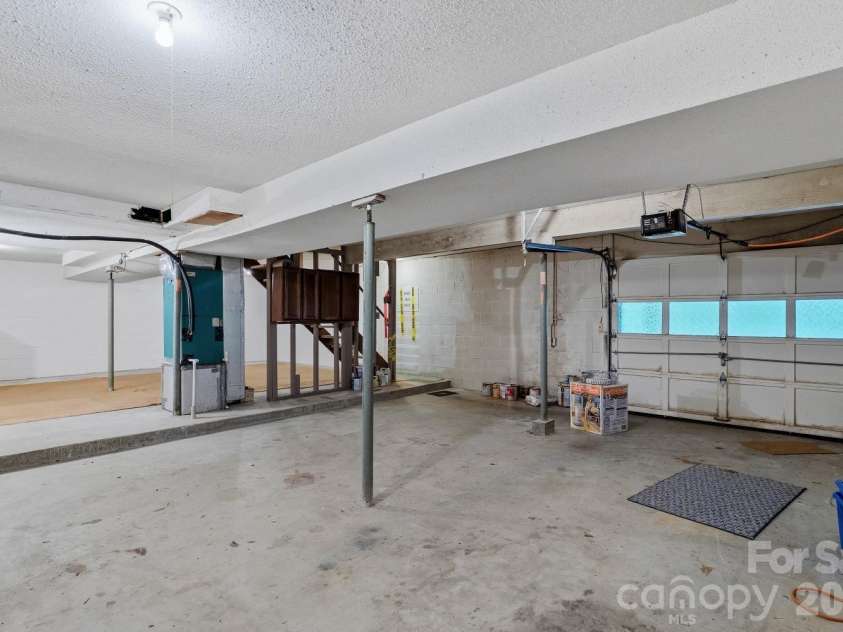 98 Skyline Drive, Hendersonville, NC 28791.  MLS# CAR4373100, YatesRealty ID 18107. 