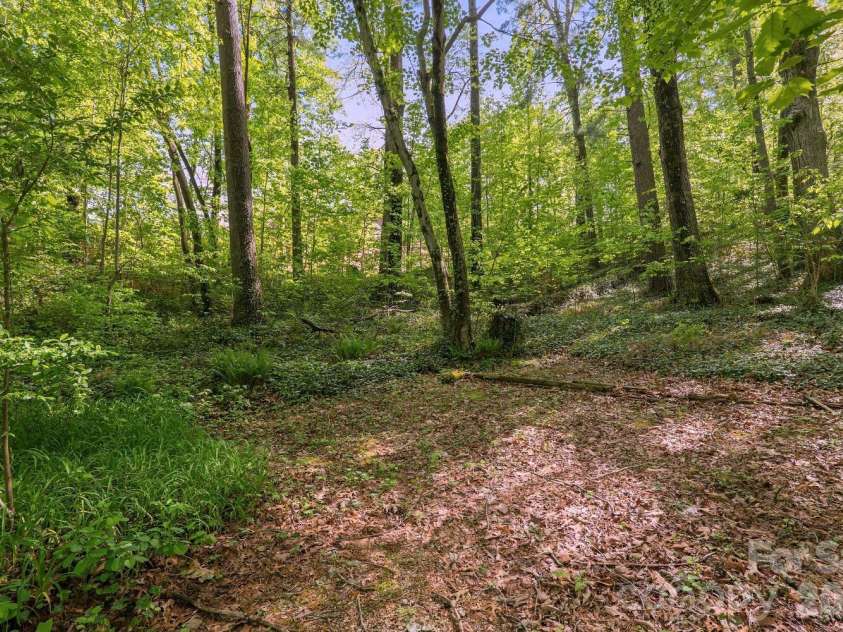 98 Skyline Drive, Hendersonville, NC 28791.  MLS# CAR4373100, YatesRealty ID 18107. 