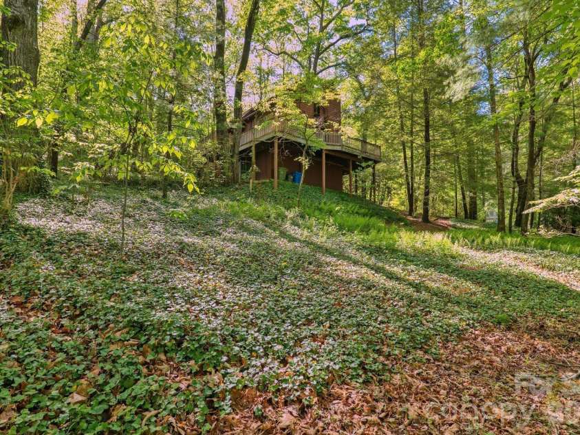 98 Skyline Drive, Hendersonville, NC 28791.  MLS# CAR4373100, YatesRealty ID 18107. 