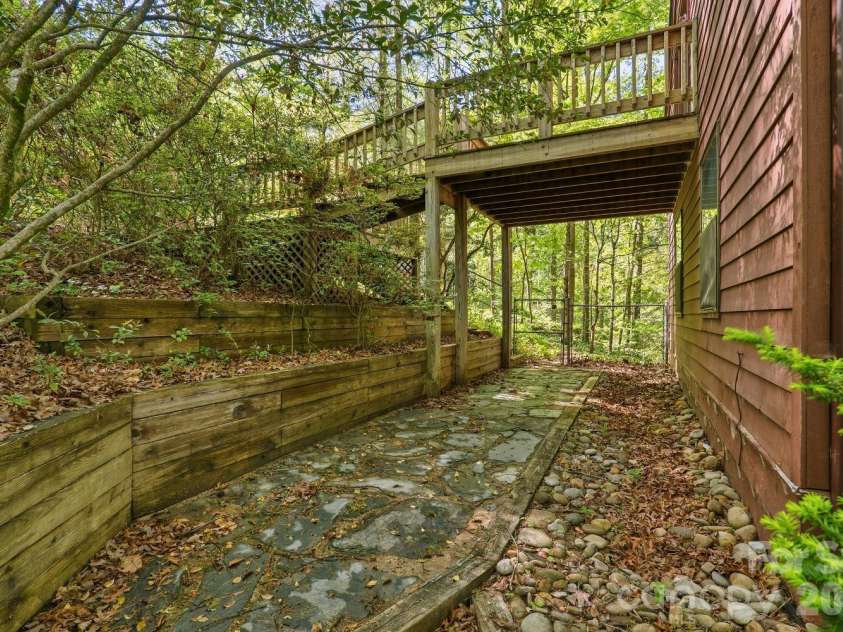 98 Skyline Drive, Hendersonville, NC 28791.  MLS# CAR4373100, YatesRealty ID 18107. 