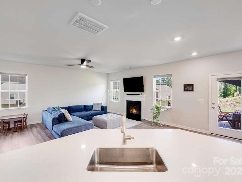 356 Runner Stone Lane, Fort Mill, SC 29715.  MLS# CAR4253320, YatesRealty ID 18108. Sleek & Stunning White Quartz Countertops