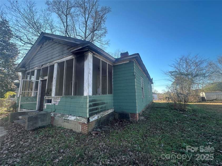 58 Oak Street, Great Falls, SC 29055.  MLS# CAR4314926, YatesRealty ID 1811. 