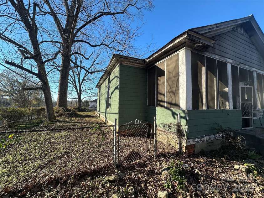 58 Oak Street, Great Falls, SC 29055.  MLS# CAR4314926, YatesRealty ID 1811. 