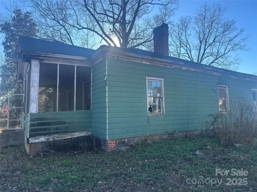 58 Oak Street, Great Falls, SC 29055.  MLS# CAR4314926, YatesRealty ID 1811. 