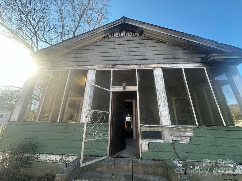 58 Oak Street, Great Falls, SC 29055.  MLS# CAR4314926, YatesRealty ID 1811. 