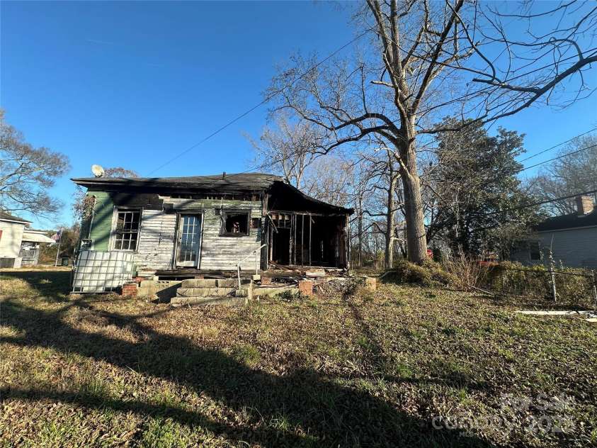 58 Oak Street, Great Falls, SC 29055.  MLS# CAR4314926, YatesRealty ID 1811. 