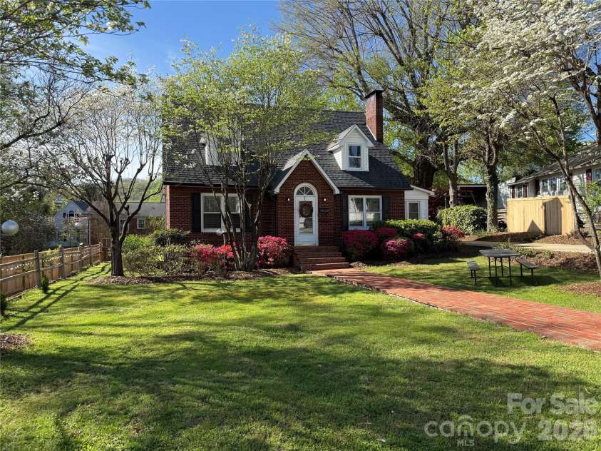 110 Lincoln Avenue, Marion, NC 28752.  MLS# CAR4366576, YatesRealty ID 18110. 