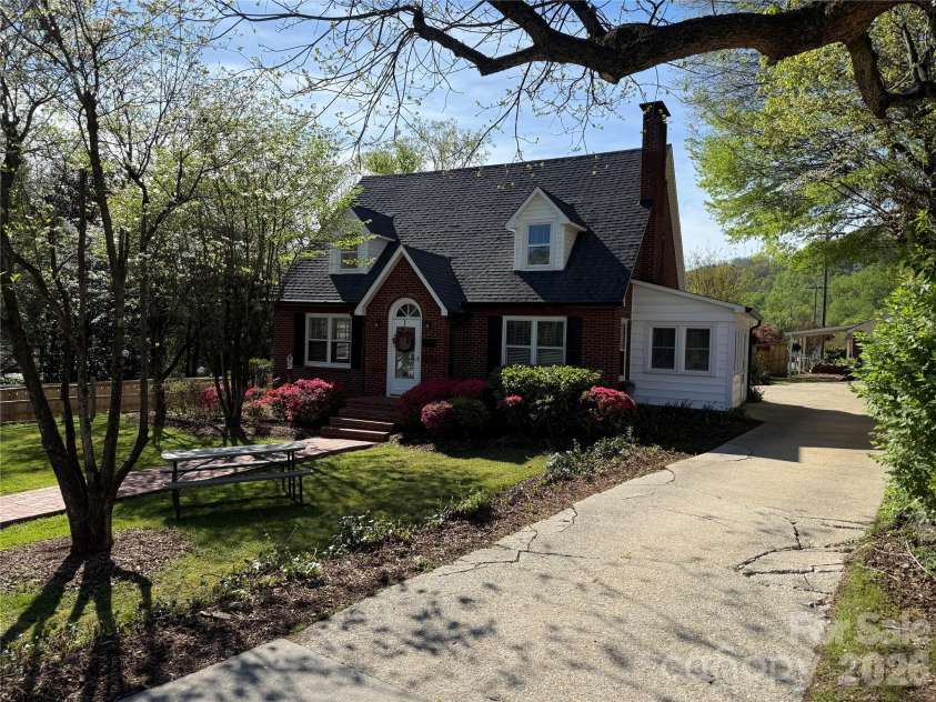 110 Lincoln Avenue, Marion, NC 28752.  MLS# CAR4366576, YatesRealty ID 18110. 