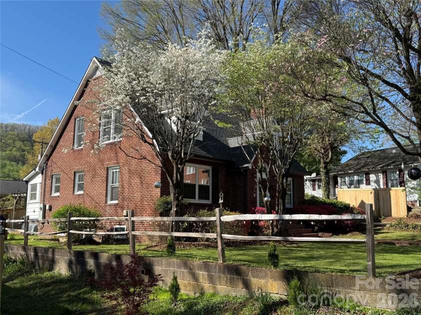 110 Lincoln Avenue, Marion, NC 28752.  MLS# CAR4366576, YatesRealty ID 18110. 