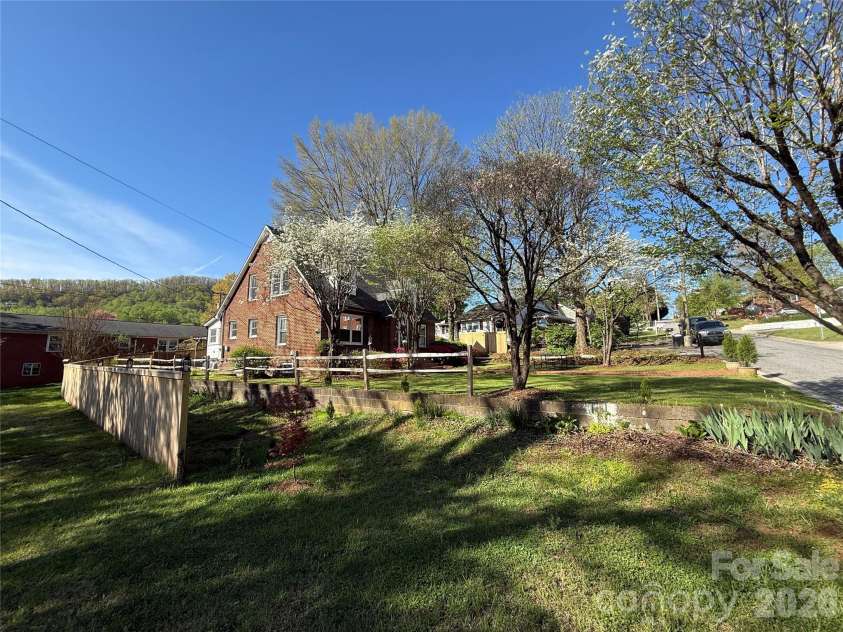 110 Lincoln Avenue, Marion, NC 28752.  MLS# CAR4366576, YatesRealty ID 18110. 