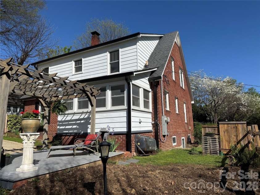 110 Lincoln Avenue, Marion, NC 28752.  MLS# CAR4366576, YatesRealty ID 18110. 