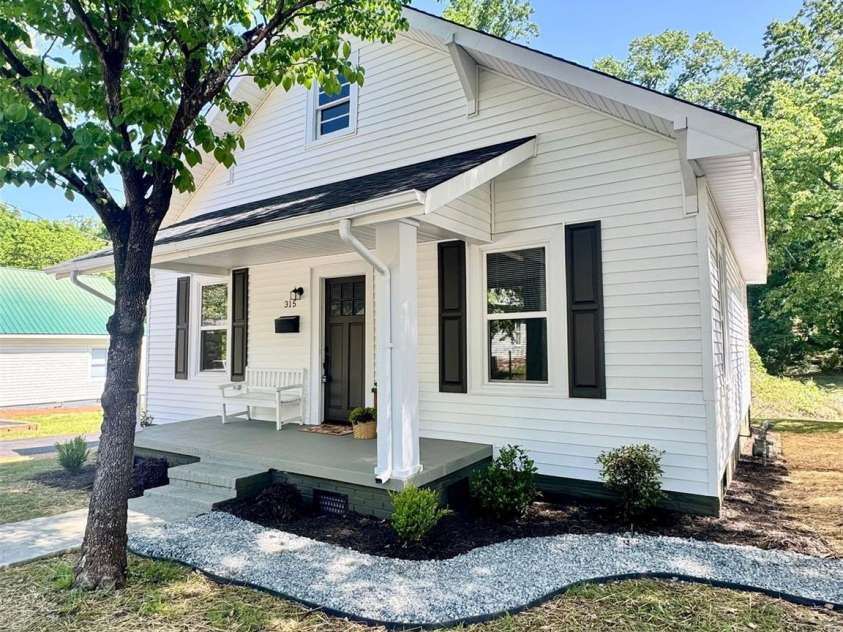 315 Lowrance Avenue, Mooresville, NC 28115.  MLS# CAR4376744, YatesRealty ID 18111. 