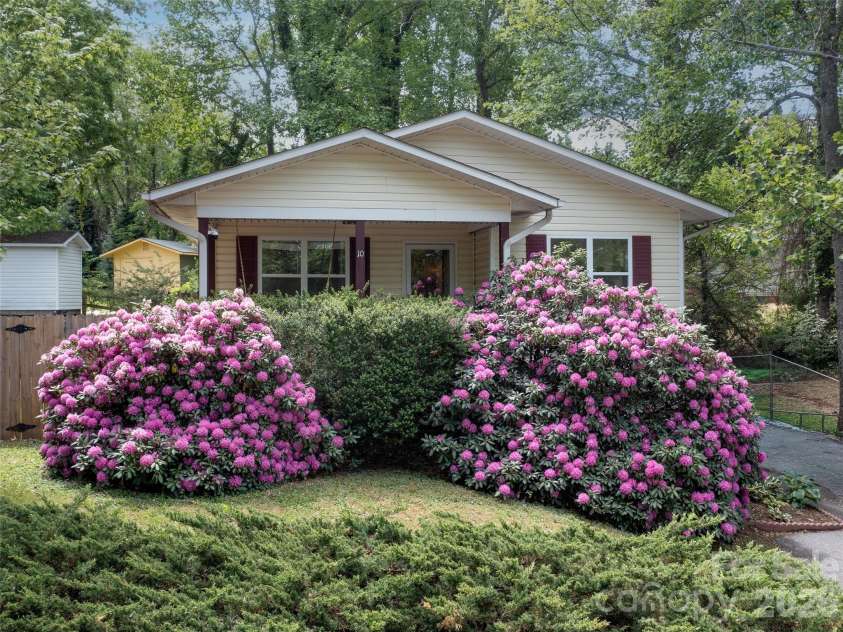 10 McTindal Circle, Asheville, NC 28803.  MLS# CAR4375699, YatesRealty ID 18112. 