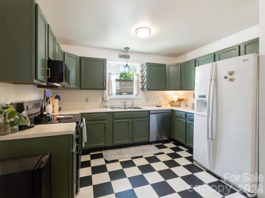 10 McTindal Circle, Asheville, NC 28803.  MLS# CAR4375699, YatesRealty ID 18112. 