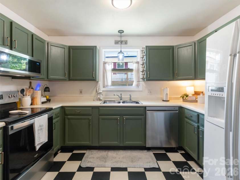 10 McTindal Circle, Asheville, NC 28803.  MLS# CAR4375699, YatesRealty ID 18112. 