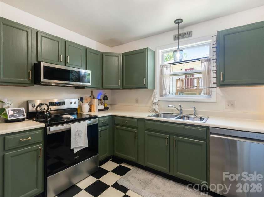 10 McTindal Circle, Asheville, NC 28803.  MLS# CAR4375699, YatesRealty ID 18112. 