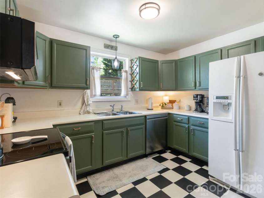 10 McTindal Circle, Asheville, NC 28803.  MLS# CAR4375699, YatesRealty ID 18112. 
