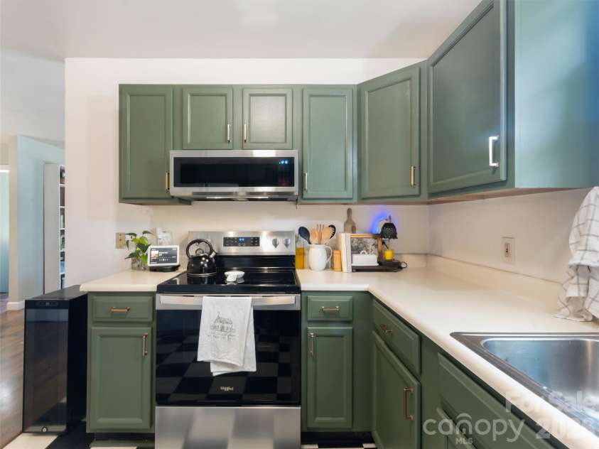 10 McTindal Circle, Asheville, NC 28803.  MLS# CAR4375699, YatesRealty ID 18112. 